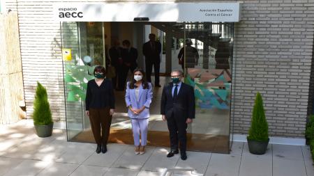 Desde la izquierda, Diana Morant, ministra de Ciencia e Innovación; SM la Reina Letizia y el presidente de la AECC, Ramón Reyes.