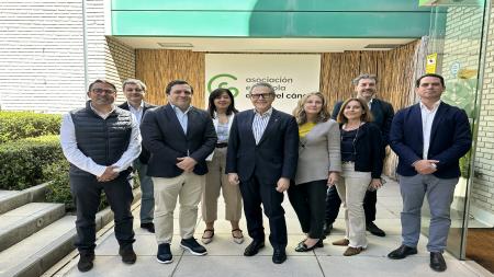 Foto de familia entre representantes de la Asociación y Vithas