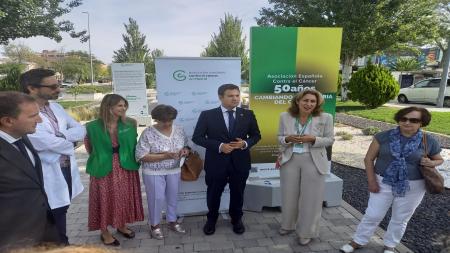 Inauguración de la exposición 'Investigación + Vida' en Las Rozas, con la presencia del alcalde, José de la Uz.