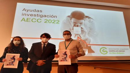 De izquierda a derecha: la investigadora María Solivellas; el presidente de la Asociación en Illes Balears, Dr. José Reyes, y el Dr. Ramón María Rodríguez.