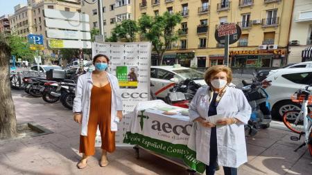 Cecilia (izq.) y Sara, voluntarias de la mese instalada a las puertas del hospital de La Princesa de Madrid.
