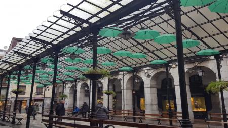 La plaza Berdura volverá a cubrirse con paraguas de color verde