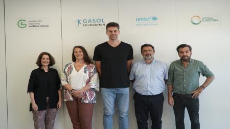 De izquierda a derecha: Ana Fernández Marcos, directora de Inciden cia Política y Social de la Asociación Española Contra el Cáncer; Cristina Ribes, directora ejecutiva de la Gasol Foundation Europa; Pau Gasol, presidente de la Gasol Foundation y embajador d José María Vera, director ejecutivo de UNICEF ● España; y Javier Guzmán, director de Justicia Alimentaria e