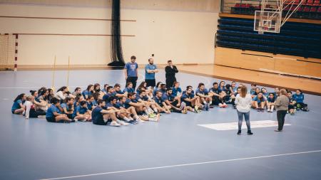 Una paciente y una profesional de AECC Gipuzkoa ofrecen una charla a la plantilla del C.D.Bidasoa