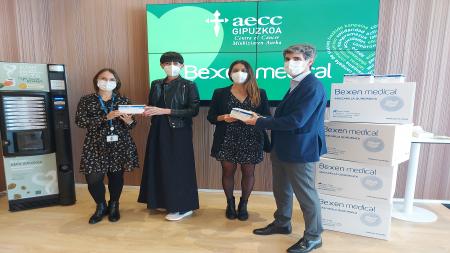 De izquierda a derecha: Lucía Garay, Delegada Comercial de Bexen Medical; Katty Nevado y Amaia Estala, Gerente y Responsable de Empresas de AECC Gipuzkoa respectivamente y Jose Mª Casteres, Director Comercial de Bexen Medical.