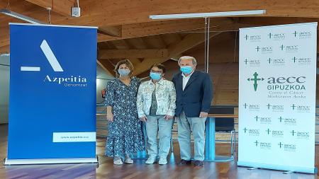 Nagore Alkorta (alcaldesa de Azpeitia), Begoña Crespo (presidenta de la Junta Comarcal de Urola Kosta de AECC) y Juan Ormazabal (presidente de AECC Gipuzkoa)
