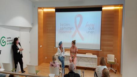 Maider Sierra (Responsable de prevención), Nora García (afectada de cáncer) y Yolanda Alzola (periodista) en la rueda de prensa de presentación del proyecto.