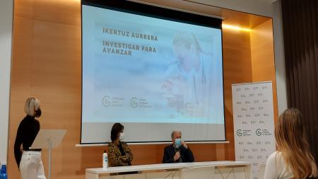 Nora Sagarzazu (presentadora del acto), Dra. Lorea Blázquez (investigadora de IIS Biodonostia) y Juan M. Ormazabal (presidente de Contra el Cáncer en Gipuzkoa)