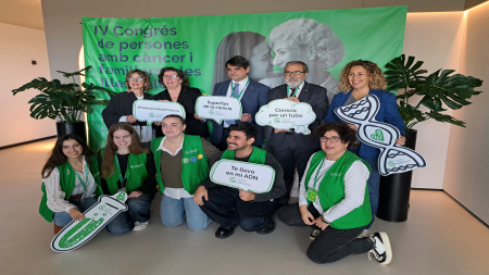 Representantes institucionales, de la Asociación y equipo de voluntariado durante la inauguración.