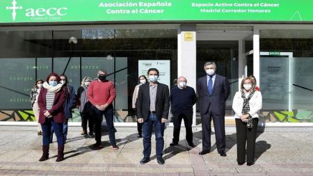 El alcalde de Alcalá de Henares, Javier Rodríguez (centro); a su izquierda, la concejala Blanca Ibarra; y Jaime Salaverri, vicepresidente de AECC Madrid (3º por la izq.), junto al resto de asistentes, posan a las puertas del Espacio. (foto: Ayto. Alcalá)