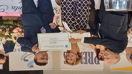 Carmen Galatas, responsable de Desarrollo Territorial de la Asociación Contra el Cáncer de Madrid, recoge el premio.