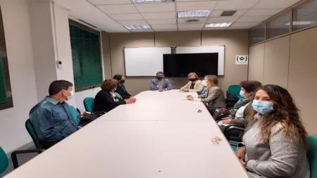 Encuentro de la AECC de Alcobendas con el alcalde del municipio, Rafael Sánchez Acera (al fondo).