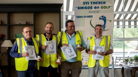 El cuarteto vencedor muestras sus diplomas en esta nueva edición del torneo.