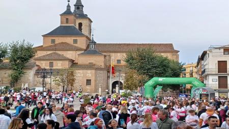La iglesia de San Juan Bautista presidió la salida de la carrera.