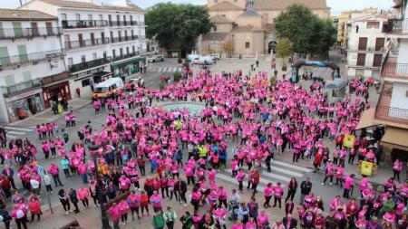 En la plaza de la Constitución no cabía ni un alfiler al comienzo de la En Marcha Contra el Cáncer 2022.