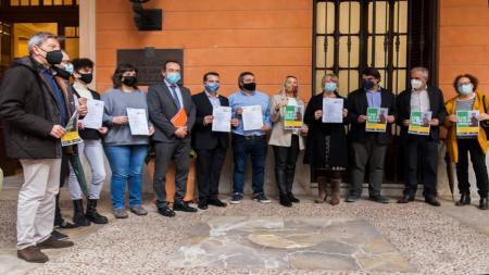 Representantes de todos los grupos parlamentarios, a excepción de VOX Baleares, junto con el presidente de la Asociación Española Contra el Cáncer en Illes Balears, Dr. José Reyes, y representantes de Colegios Oficiales profesionales que se han adherido al manifiesto.