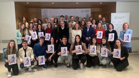 Las investigadoras e investigadores beneficiarios de las ayudas posan con sus diplomas al final del acto.