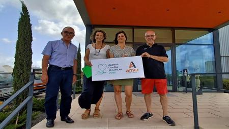 Imagen del día de la firma del acuerdo de colaboración entre la empresa Amer e Hijos y la Asociación; en la foto, representantes de ambas organizaciones.