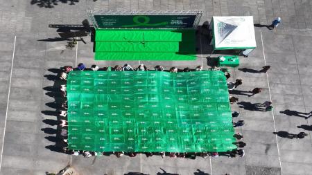 Vista aérea de la bandera extendida en la plaza de Felipe II de Madrid.