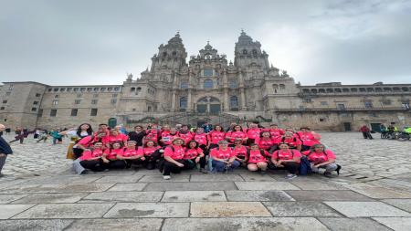 Las caminantes posan en la plaza del Obradoiro con la Catedral de Santiago al fondo. Fin de trayecto.
