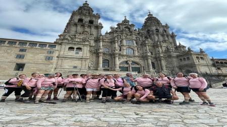 Las 15 pacientes y los sanitarios, a su llegada a la plaza del Obradoiro con la Catedral de Santiago de Compostela al fondo.