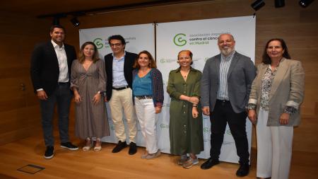 De izquierda a derecha, Felipe Reyes, Teresa López, Mario Vallés, Ana González, María, Raúl Córdoba y la gerente de la Asociación en Madrid, Isabel Bauluz. 