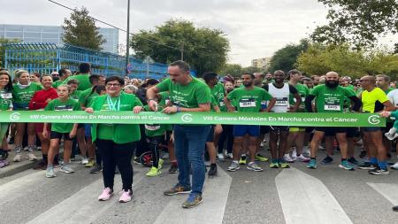 Corte de cinta del alcalde de Móstoles, Manuel Bautista, junto a la presidenta de la Asociación local, Mili Quiroga.