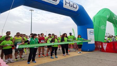 De izquierda a derecha, sostienen la cinta de salida Gema López, Aída Castillejo, Mónica Carazo y Eva Sánchez.