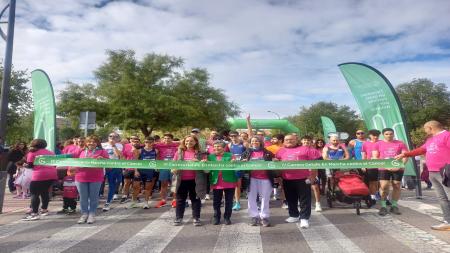 Corte de cinta de la IV Carrera Getafe En Marcha contra el Cáncer, presidida por la alcaldesa Sara Hernández (2ª izq.).