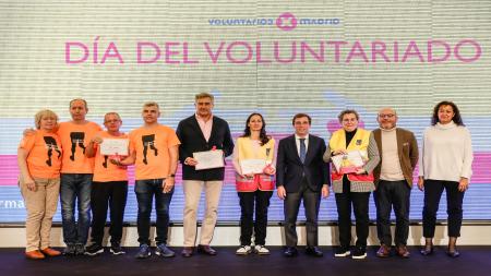 Jaime Salaverri (5º izq.), vicepresidente de la Asociación Española Contra el Cáncer en Madrid, recibió el reconocimiento del Consistorio madrileño.