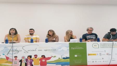 Paloma Sanz (izq.), en la mesa 'Respuestas desde el trabajo social en tiempo de pandemia'.