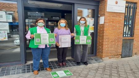 La concejala de Derechos Sociales y Mayores de Móstoles, María Dolores Triviño, entre la presidenta de la AECC en el municipio, Mili Quiroga (izq.), y la coordinadora del Espacio Suroeste, María Maldonado, presentando la campaña.