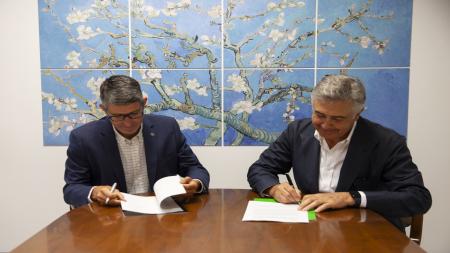El vicerrector de Identidad y Misión y de Alumnos y Alumni de Comillas, Jaime Tatay (izq.), y el presidente de la Asociación en Madrid, Jaime Salaverri, firmando el convenio.