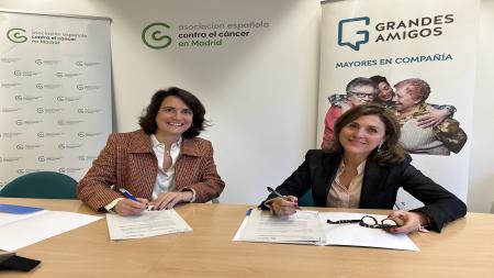 Mercedes Villegas (izq.) y Carolina Martínez-Caro firman el convenio marco en la Sede de la Asociación madrileña.