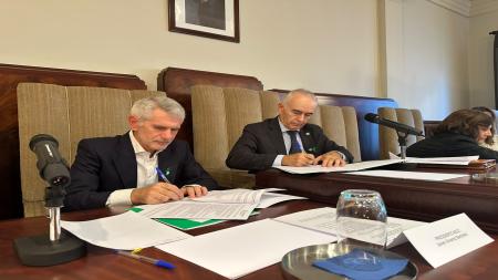José María Graíño Ordóñez, decano del Colegio Notarial de Galicia, y Javier Álvarez Barbeito, presidente de la Asociación Española Contra el Cáncer en la provincia de A Coruña, formalizaron el acuerdo