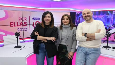 Mar Amate (izq.), Laura Ruiz de Galarreta y Javi Nieves, en el estudio de la emisora Cadena 100 de Madrid.