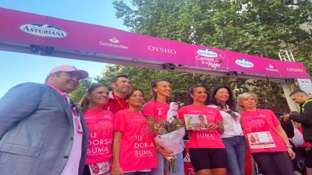 Caras conocidas en la salida de la 19ª Carrera de la Mujer, entre las que se encuentra la de Laura Ruiz de Galarreta (4ª izq.), presidenta de la Asociación madrileña.