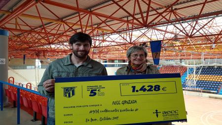 Gurutz Aginagalde y Gemma Landache en la entrega del cheque