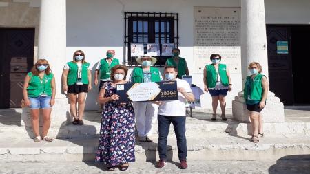 La AECC de Colmenar de Oreja recibe un talón de mil euros del Ayuntamiento.