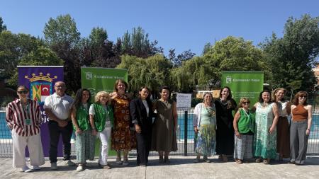 representantes del Ayuntamiento de Colmenar Viejo y de la Asociación presentan la campaña de piscinas libres de humo.