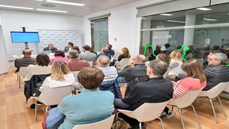 El público estaba compuesto por profesionales sanitarios de las áreas Oncología, Neumología, Radiodiagnóstico y Atención Primaria, y representantes de las gerencias de los hospitales de las Islas y la Conselleria de Salut.