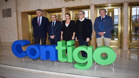 Desde la izquierda, Jaime Salaverri, Javier Arias, Ana Dávila-Ponce de León, Ramón Reyes y Carlos Anselmo Blanco, junto al lema del congreso, 'Contigo'.