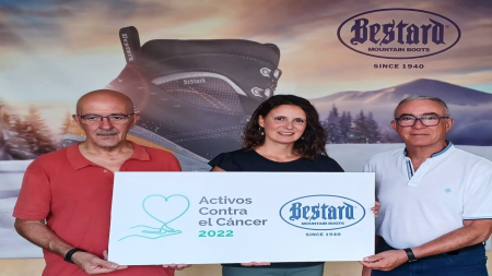 Imagen del día de la firma del convenio, en el que estuvieron presentes Esperanza María Bestard, gerente de Calzados Bestard; Jaime Bellido, vicepresidente de la Junta Provincial de Illes Balears de la Asociación, y Ricardo Parra, presidente de la Junta Comarcal del Llevant y Migjorn de Mallorca.