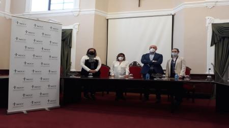 [Imagen: (de izd a dcha:  M. Yolanda Díez Sánchez-Teniente alcalde y responsable del Área de Familia Ayuntamiento Paredes-, Rosa Mª Andrés Carbajal - Presidenta AECC Palencia-, Luis Calderón Nágera-Alcalde Paredes de Nava-, Sara León García - Presidenta C. D. Villa de Paredes y Asociación Claudio León Gutiérrez. Lugar: Ayuntamiento de Paredes de Nava]