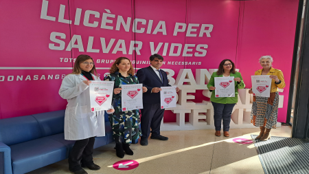 Representantes de la Asociación, de FBSTIB y la consellera de Salut, Manuela García, con los carteles de la campaña conjunta para hacer llamamiento a la donación de sangre.