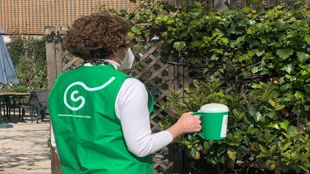 Los chalecos verdes con el nuevo logotipo que estrenan los voluntarios y voluntarias de la Cuestación 2022.