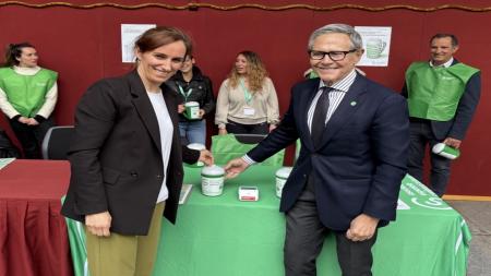 La ministra de Sanidad, Mónica García, junto al presidente de la Asociación nacional, Ramón Reyes. en la mesa del Ministerio.