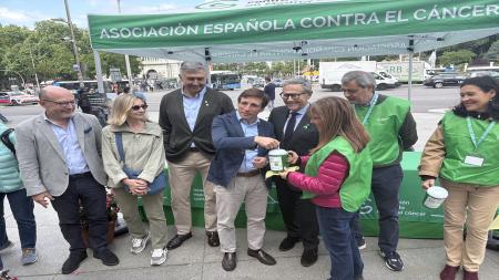 El alcalde de Madrid, José Luis Martínez-Almeida, depositando su donativo en Cibeles.
