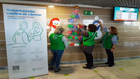 Voluntarias adornando el área del Hospital de Día de Son Espases.