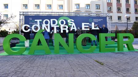 la frase 'Todos contra el cáncer' se escenificó por los asistentes en el escenario colocado en la plaza de Margaret Thatcher.